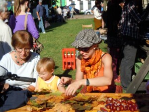 Isa mit Kindern beim Basteln